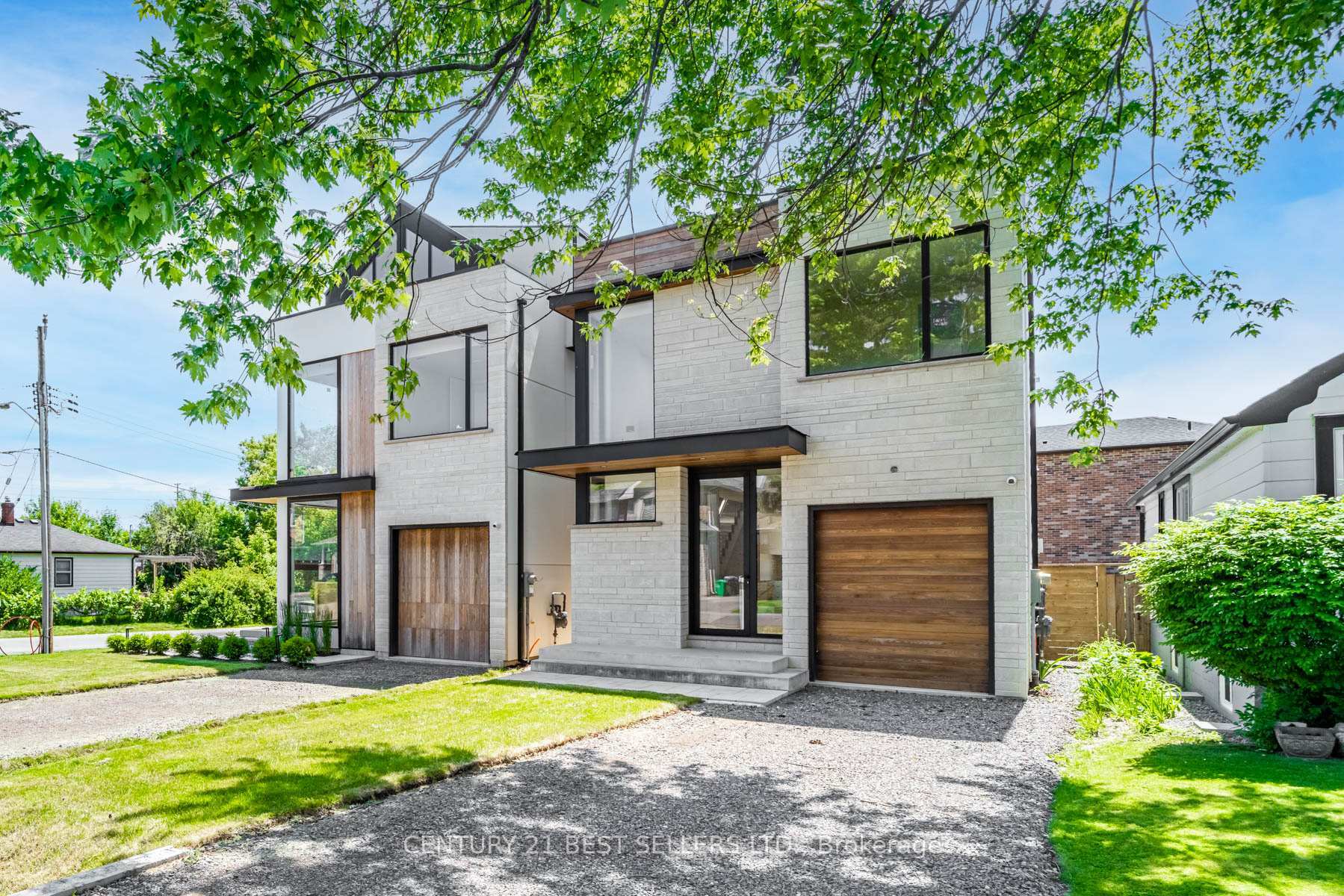 Property Photo: 1032 West Avenue ON L5E 1V9