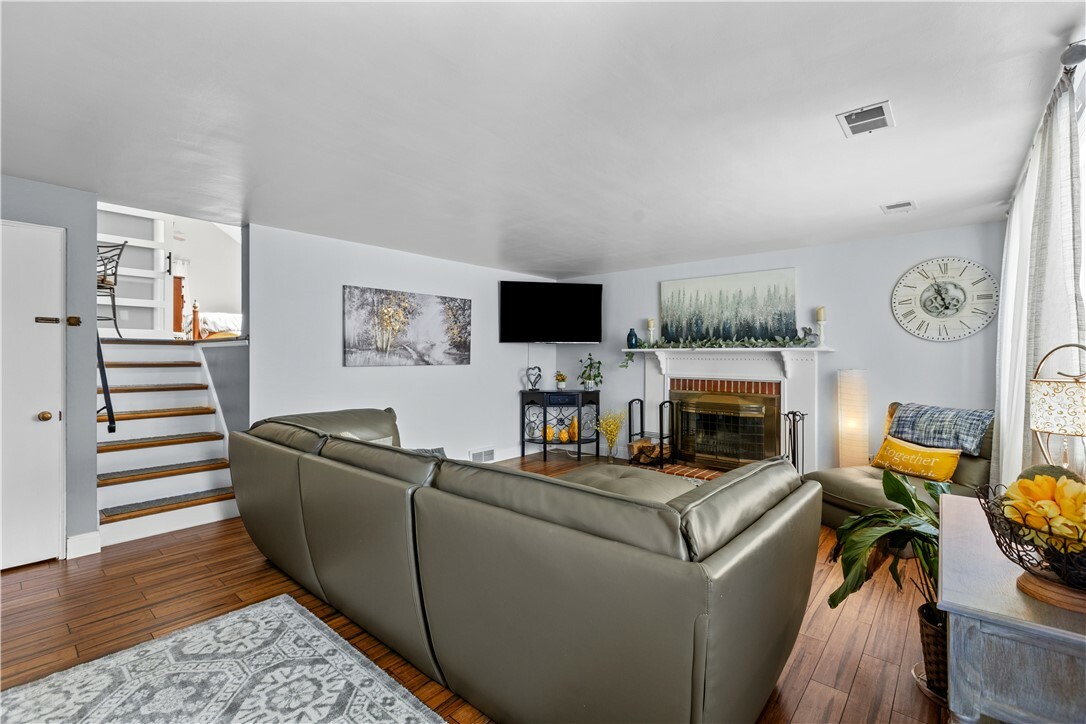 Property Photo: 1390 Cardinal Dr PA 15243