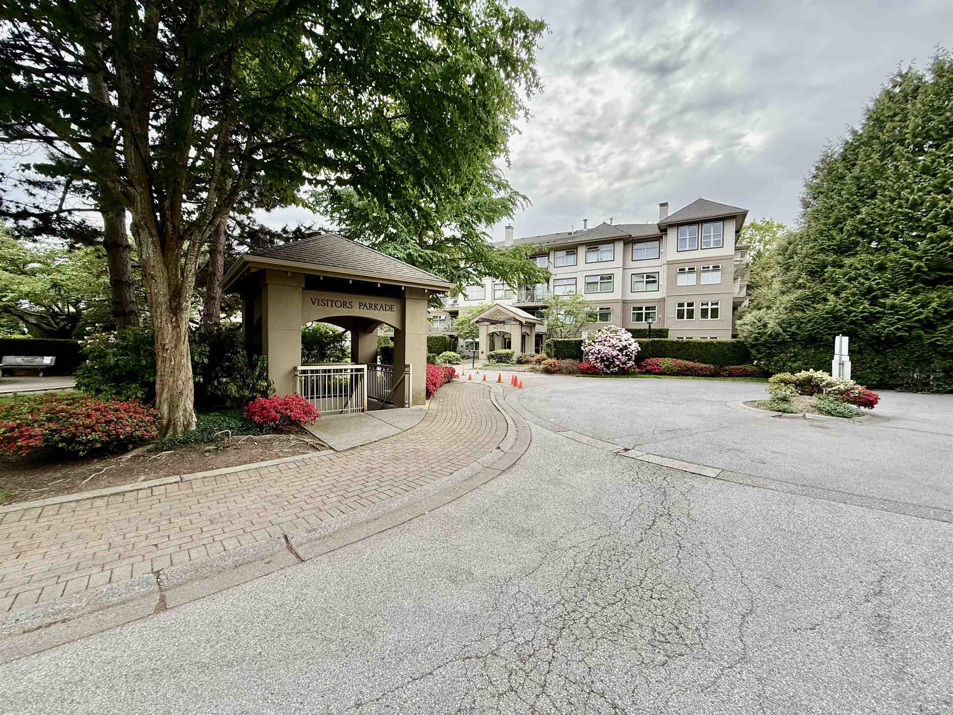 Property Photo: 15220 Guildford Drive 311 BC V3R 0Y6
