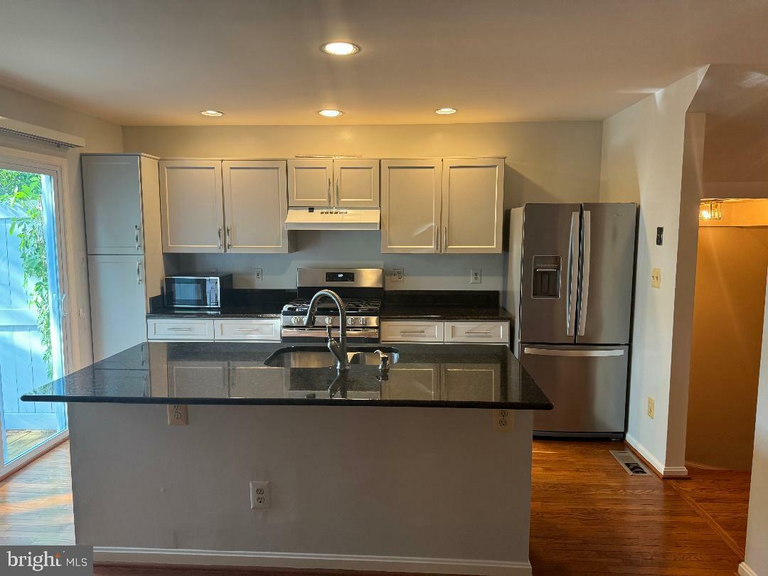 Property Photo: 12097 Edgemere Circle VA 20190