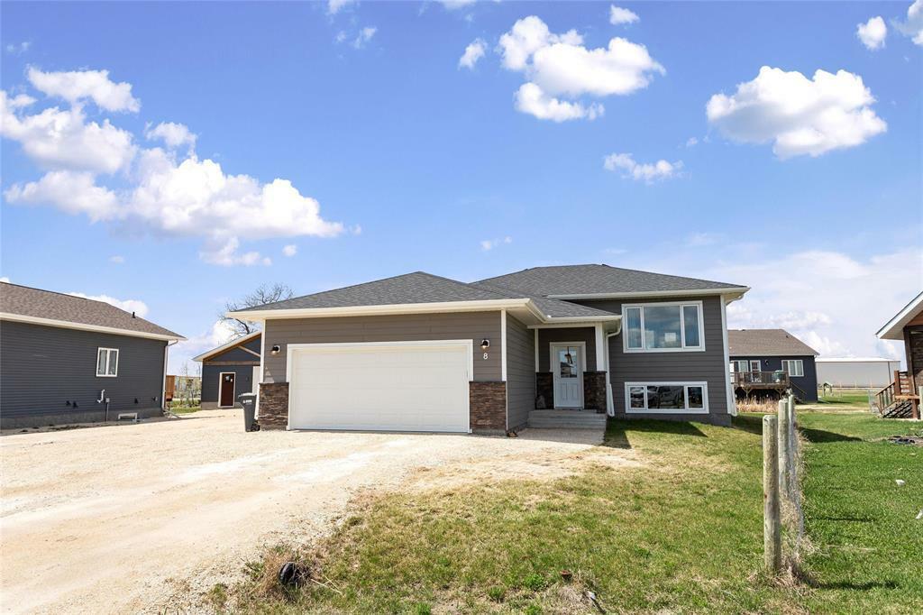 Property Photo: 8 Robidoux Place MB R0A 1G0