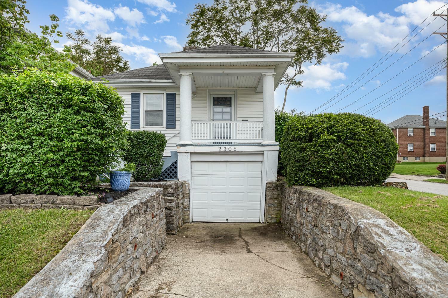 Property Photo: 2305 Glenside Avenue OH 45212