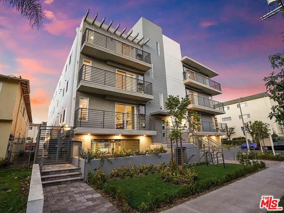 Property Photo: 5405 Hermitage Ave CA 91607