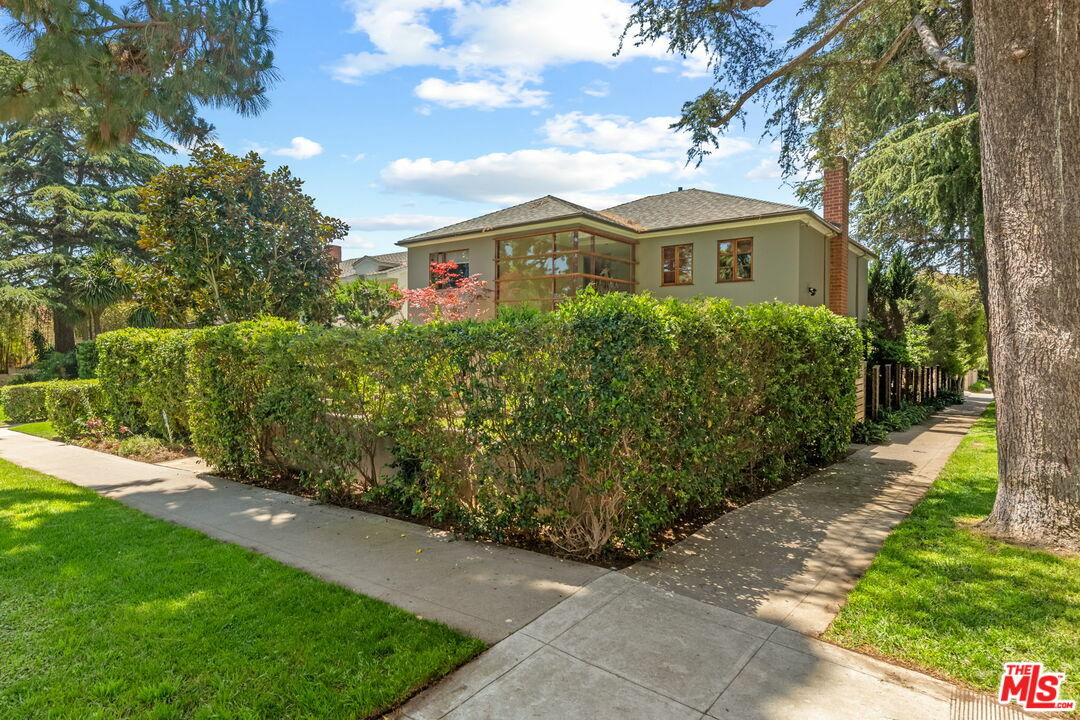 Property Photo: 304 14th St CA 90402