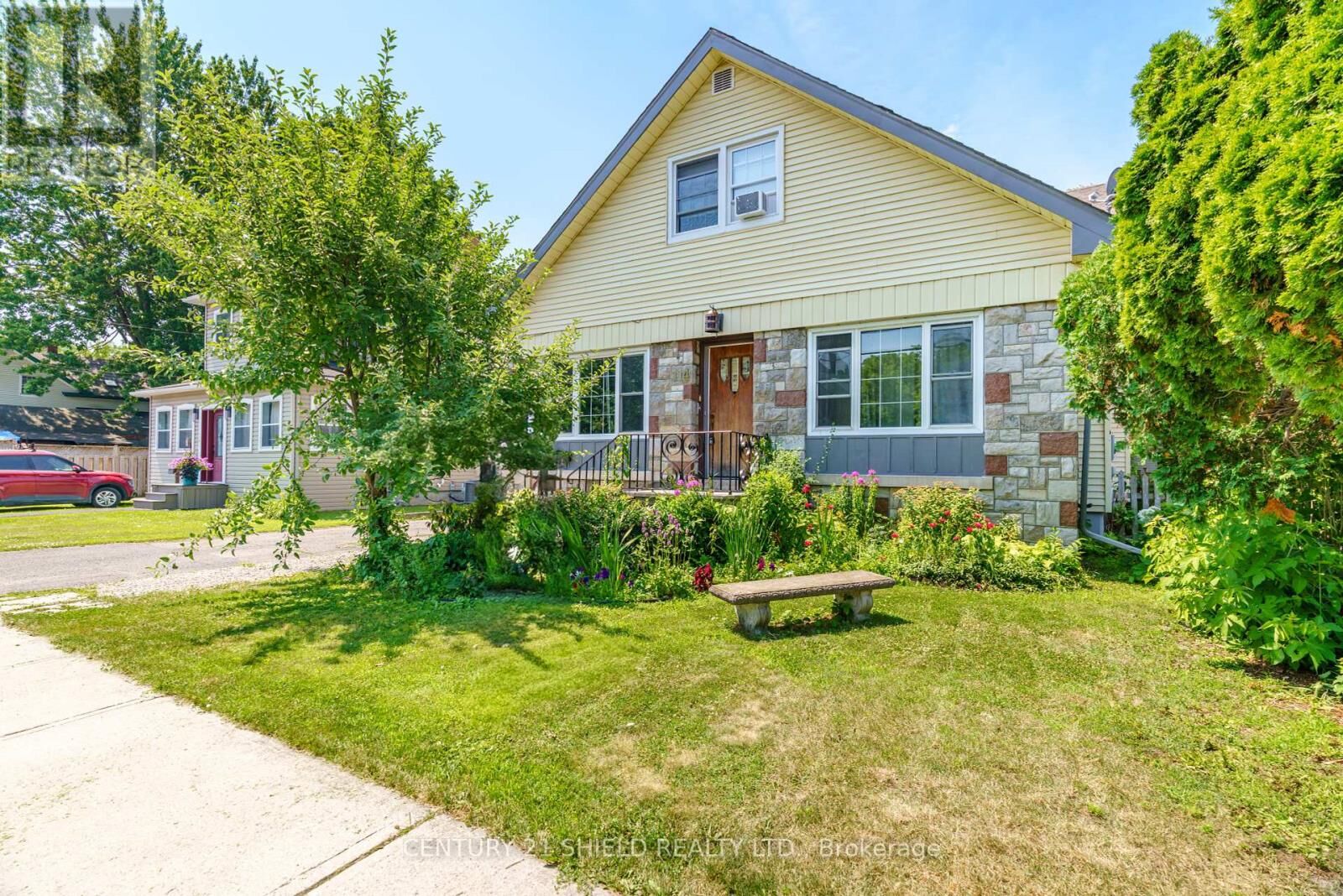 Property Photo:  114 Gloucester Street North  ON K6H 3W4 