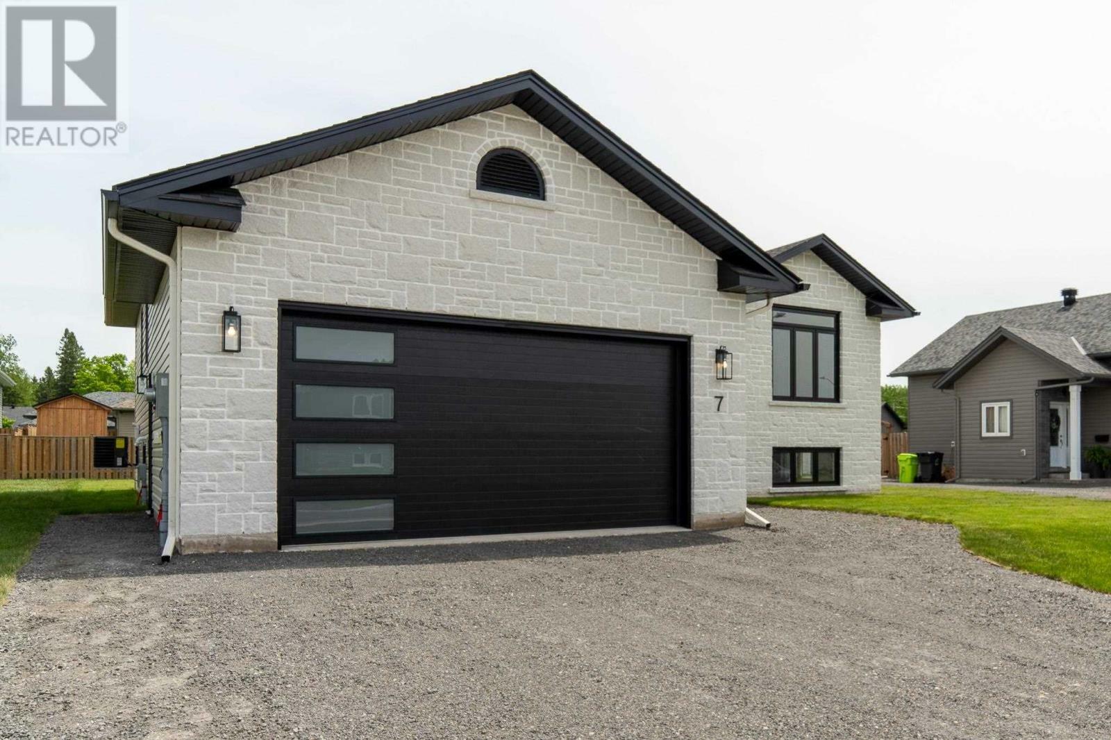 Property Photo: 7 Noah Dr ON P6C 6E6