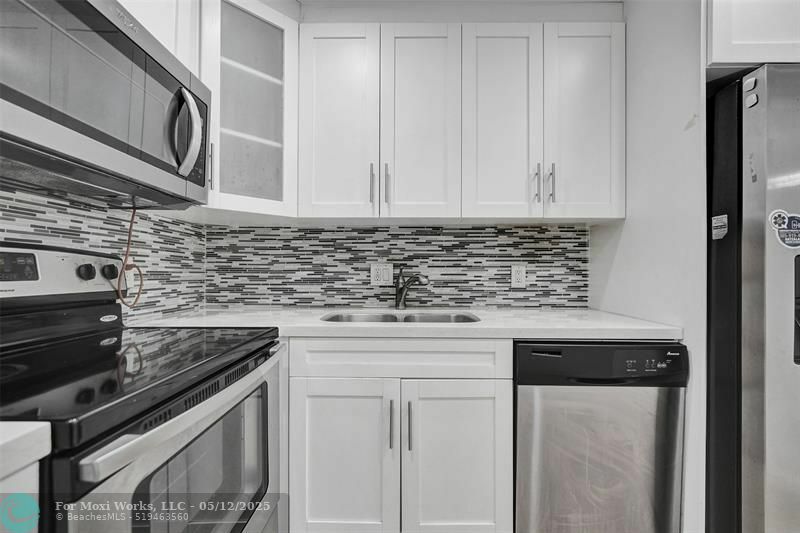 Property Photo: 4000 N Hills Dr 38 FL 33021