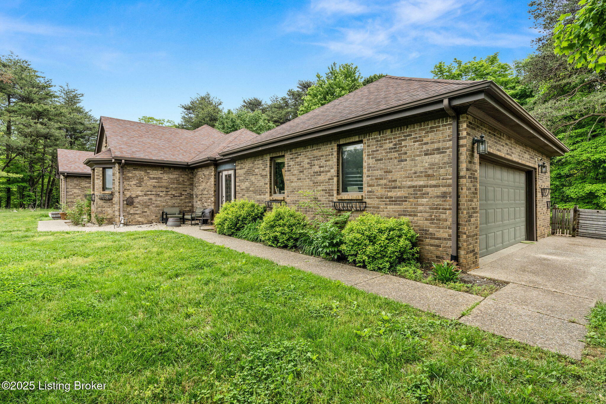 Property Photo: 1093 W Bryan Rd KY 42701