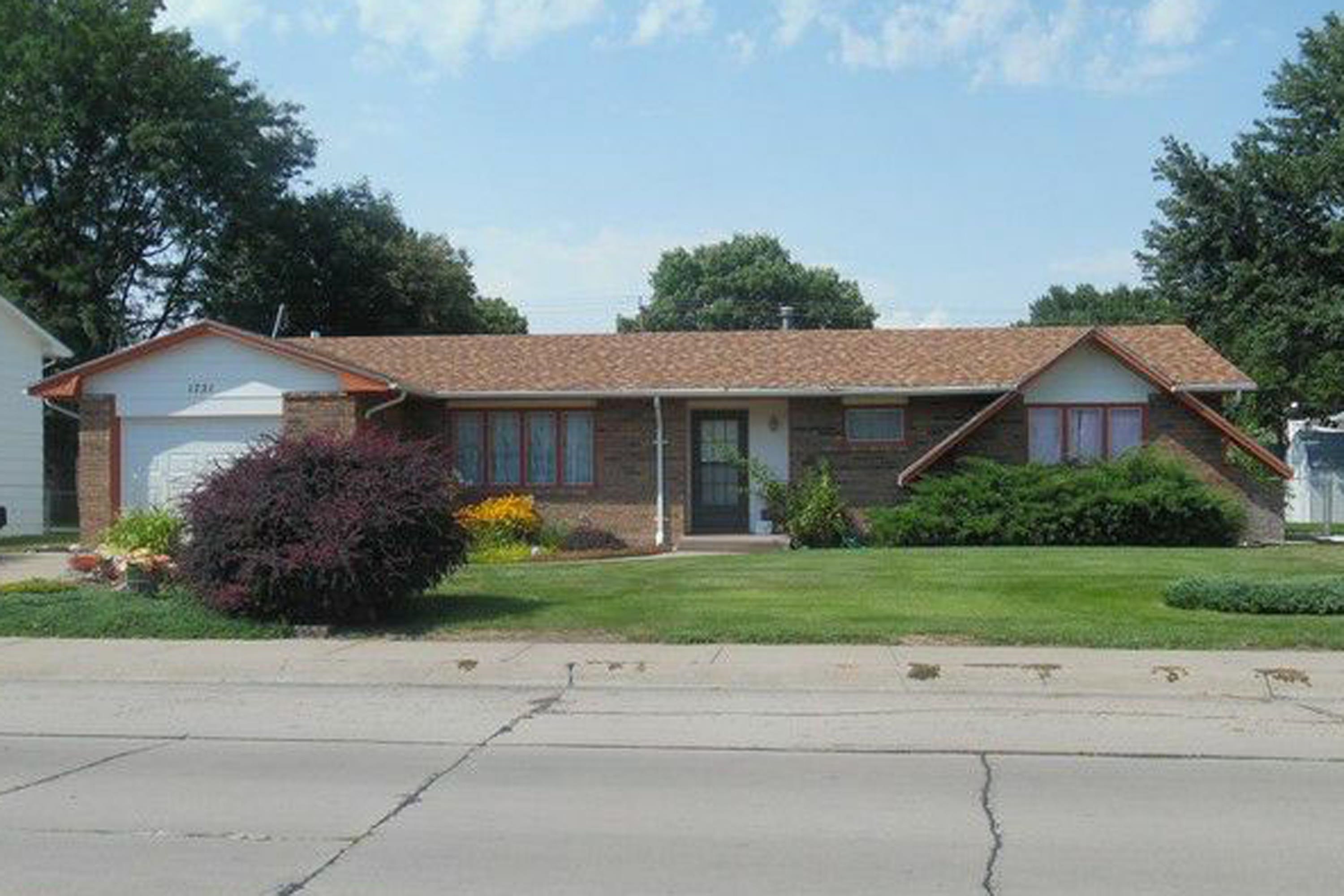 1721 Sunset Dr  North Platte NE 69101 photo