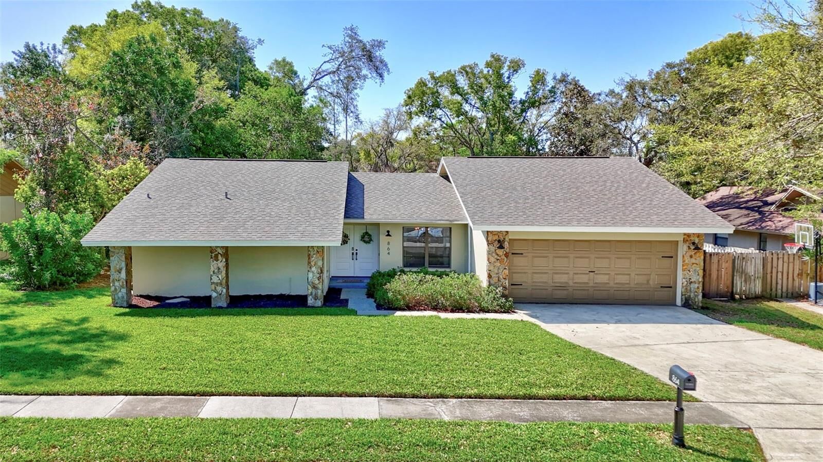 Property Photo: 864 Pinewood Terrace W FL 34683