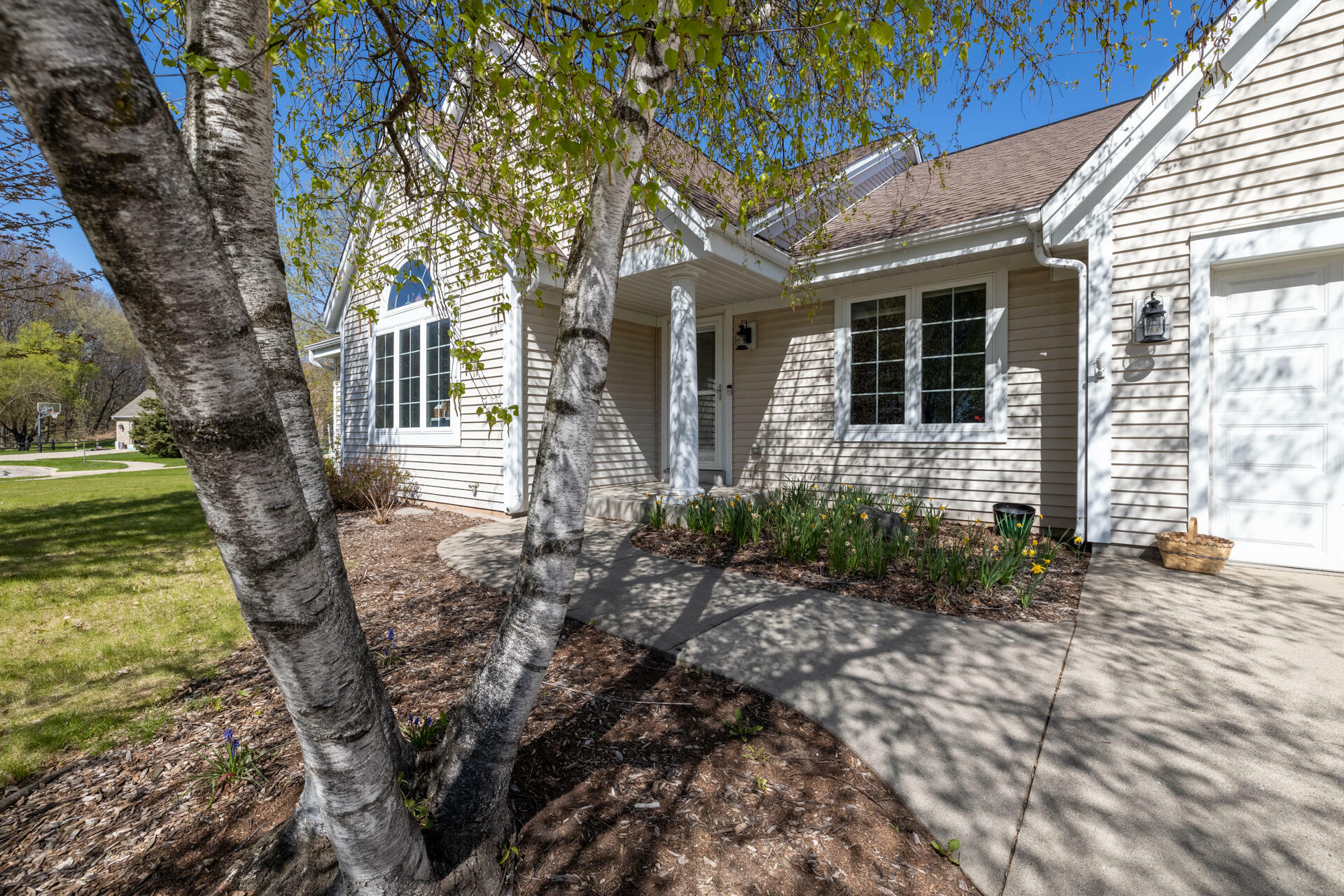 Property Photo: 516 Sara'S Ct WI 53086