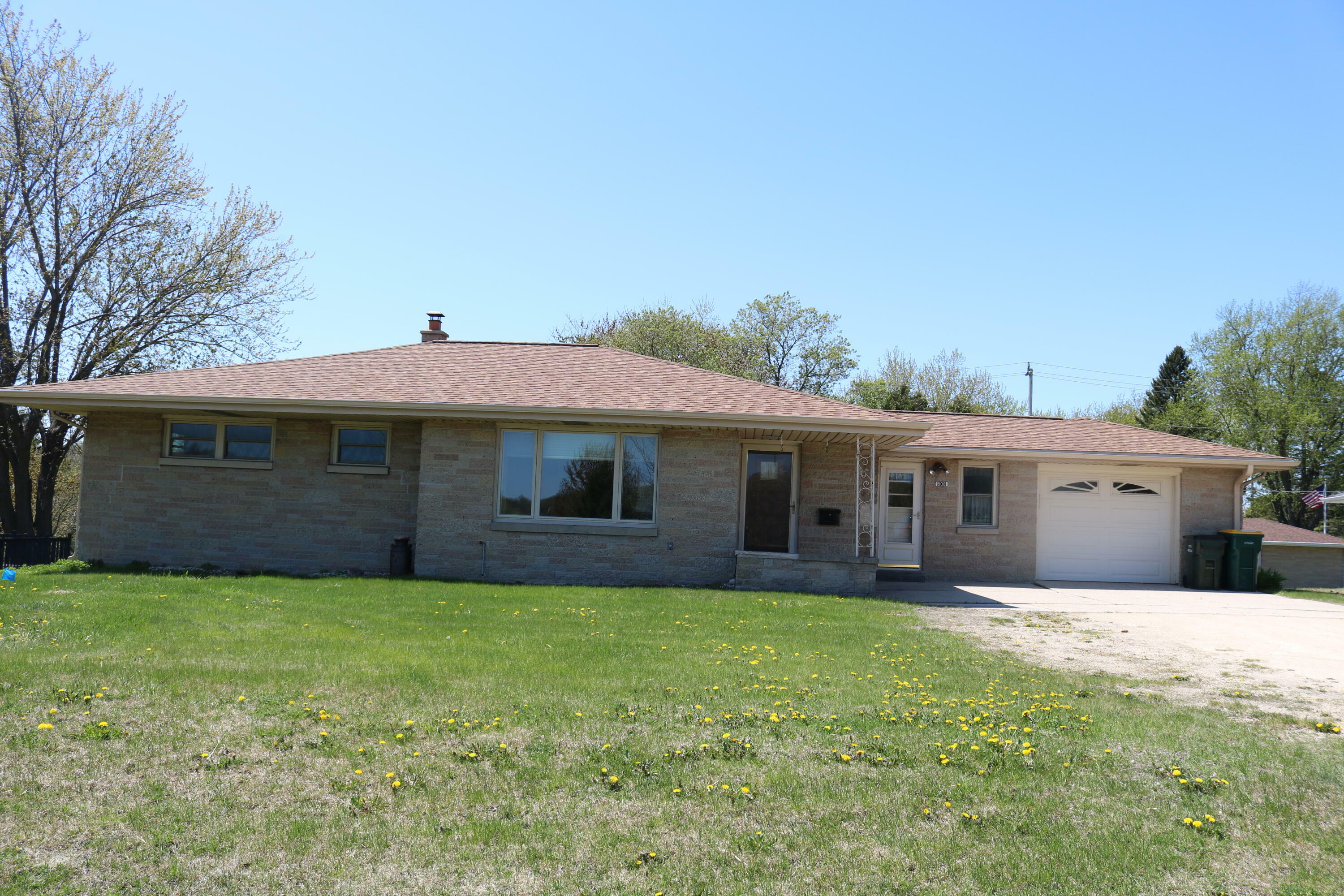 808 S 18th Ave  West Bend WI 53095 photo