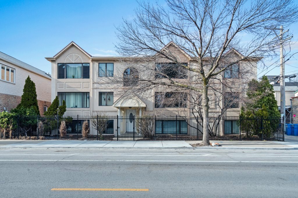 Property Photo: 2112 W Armitage Avenue Gw IL 60647