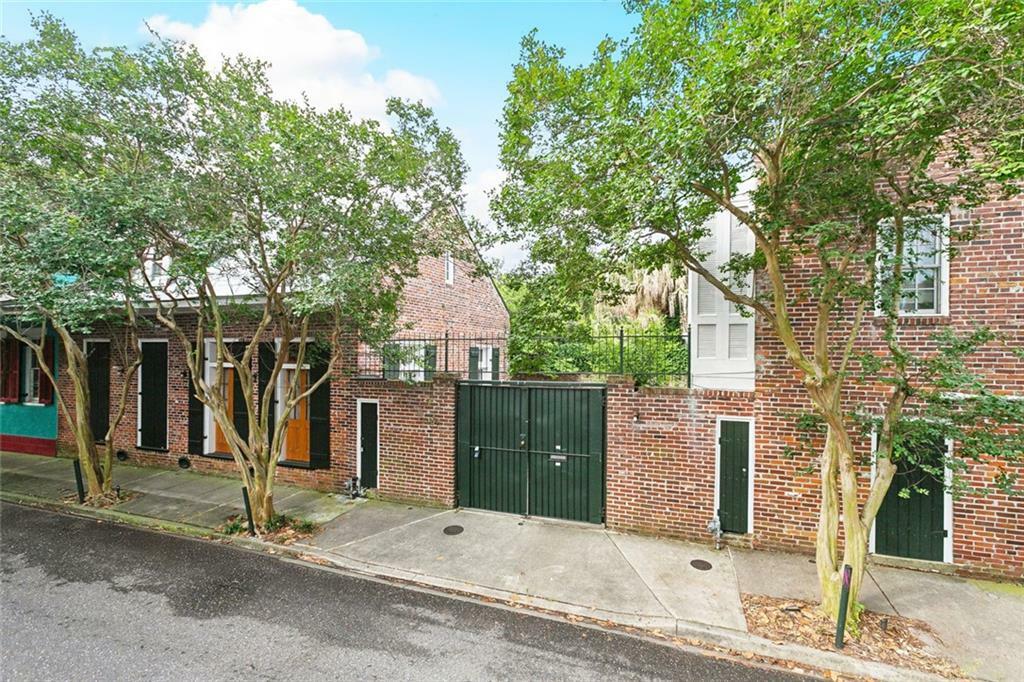 Property Photo: 1124 Barracks Street LA 70116