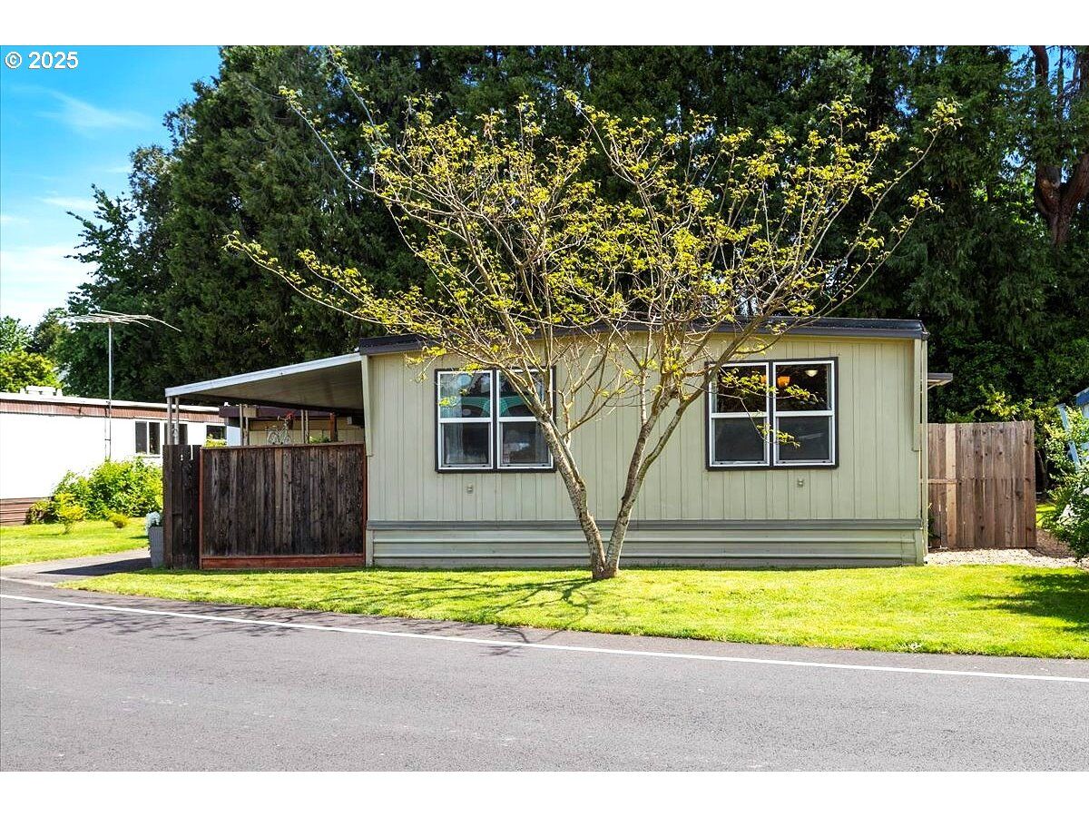 Property Photo: 148 47th Ave NE OR 97301