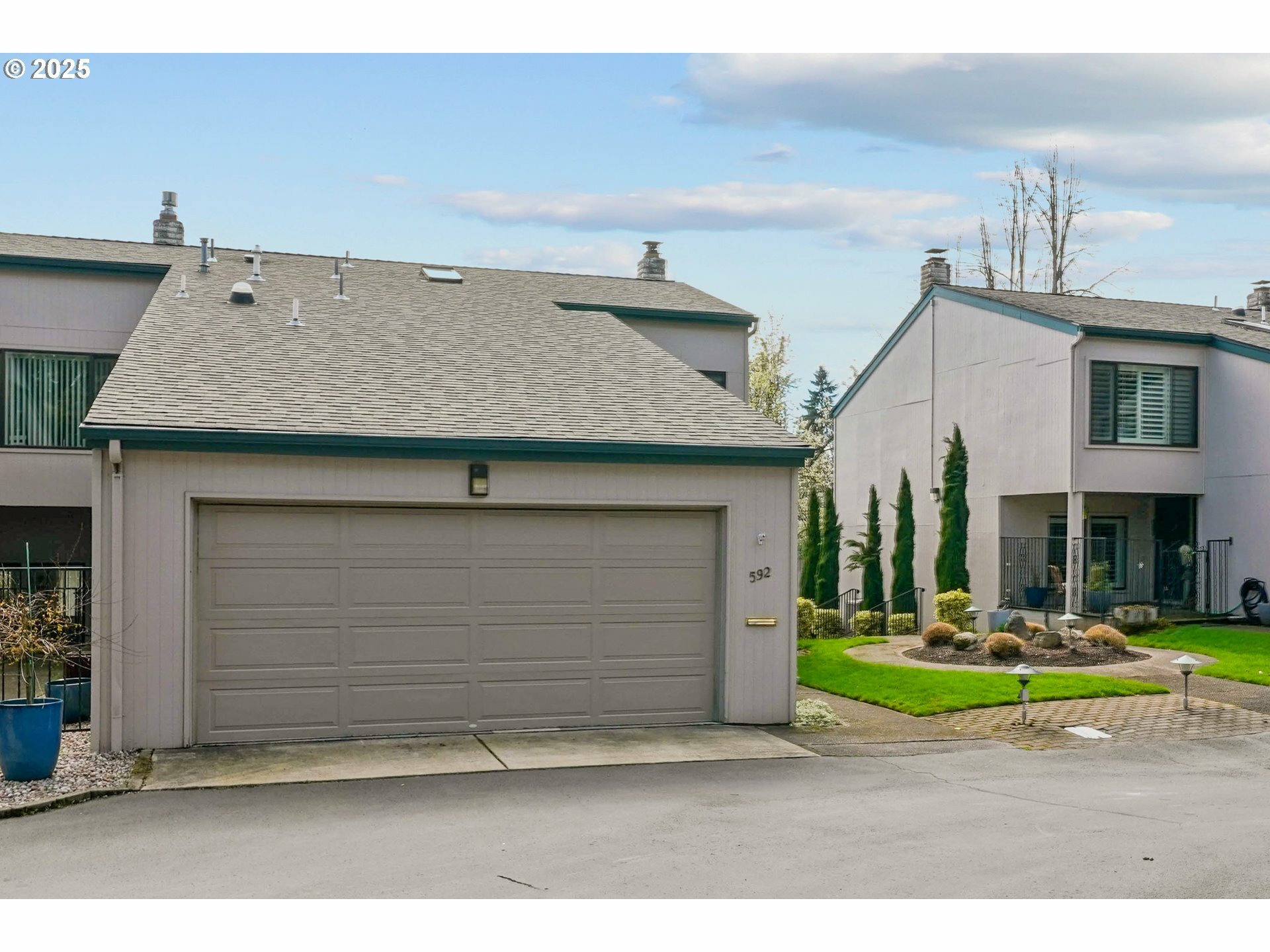 Property Photo: 592 Salem Heights Ave OR 97302