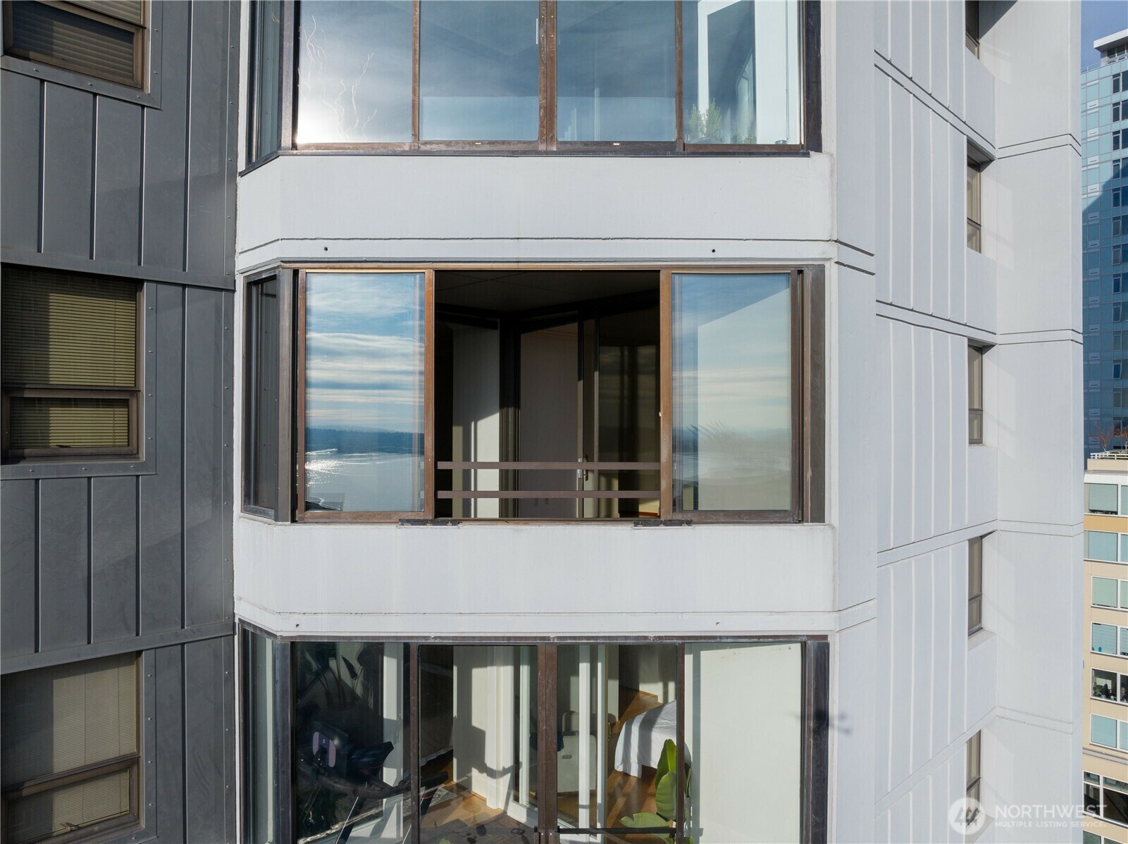 Property Photo: 2621 2nd Avenue 1701 WA 98121