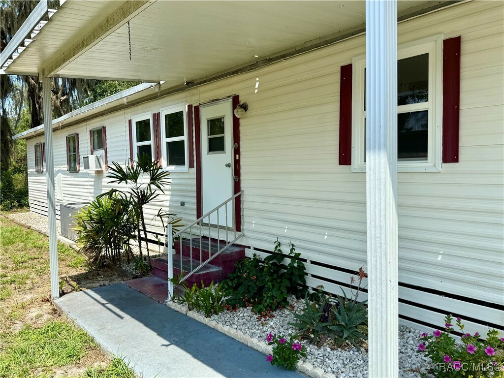 Property Photo: 1178 Cr 461 FL 33538