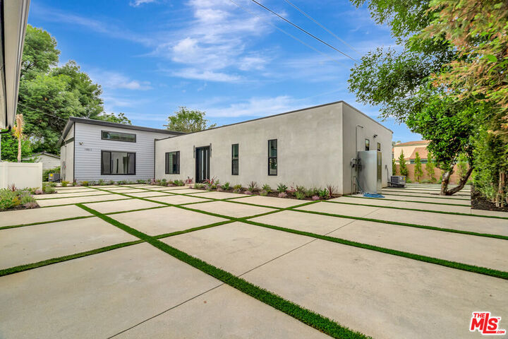 Property Photo:  