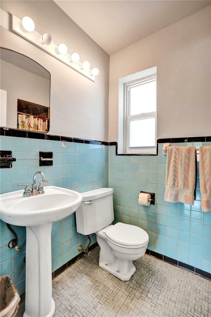 Property Photo: 326 S 14th FL 33020