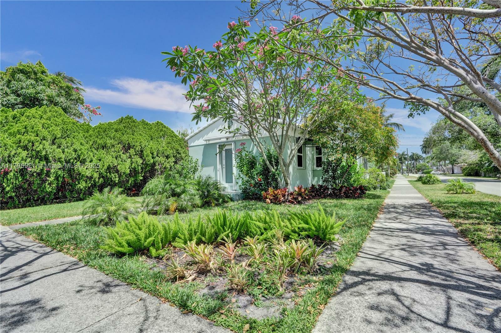Property Photo: 326 S 14th Ave FL 33020