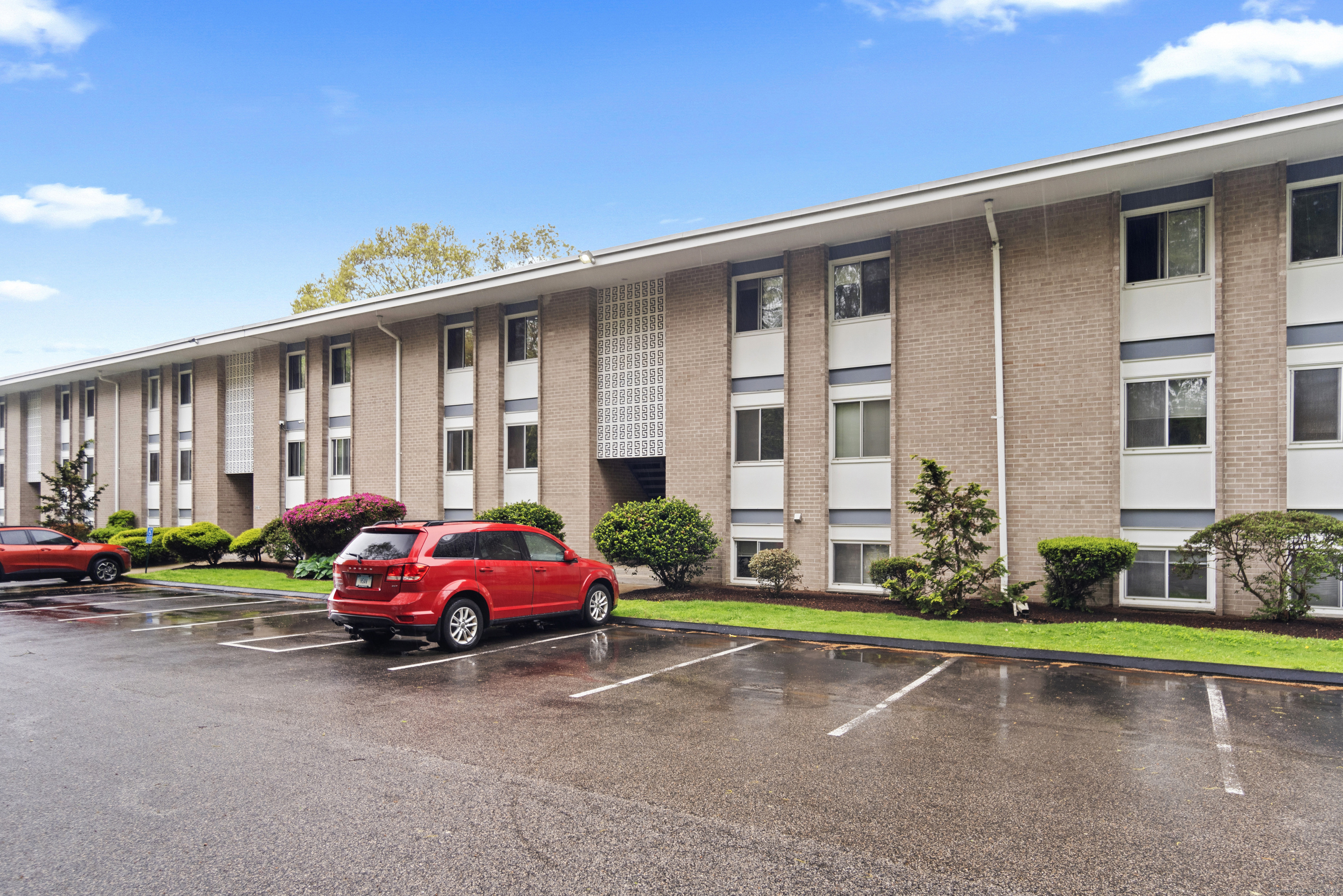 Property Photo:  281 Gardner Avenue G5  CT 06320 