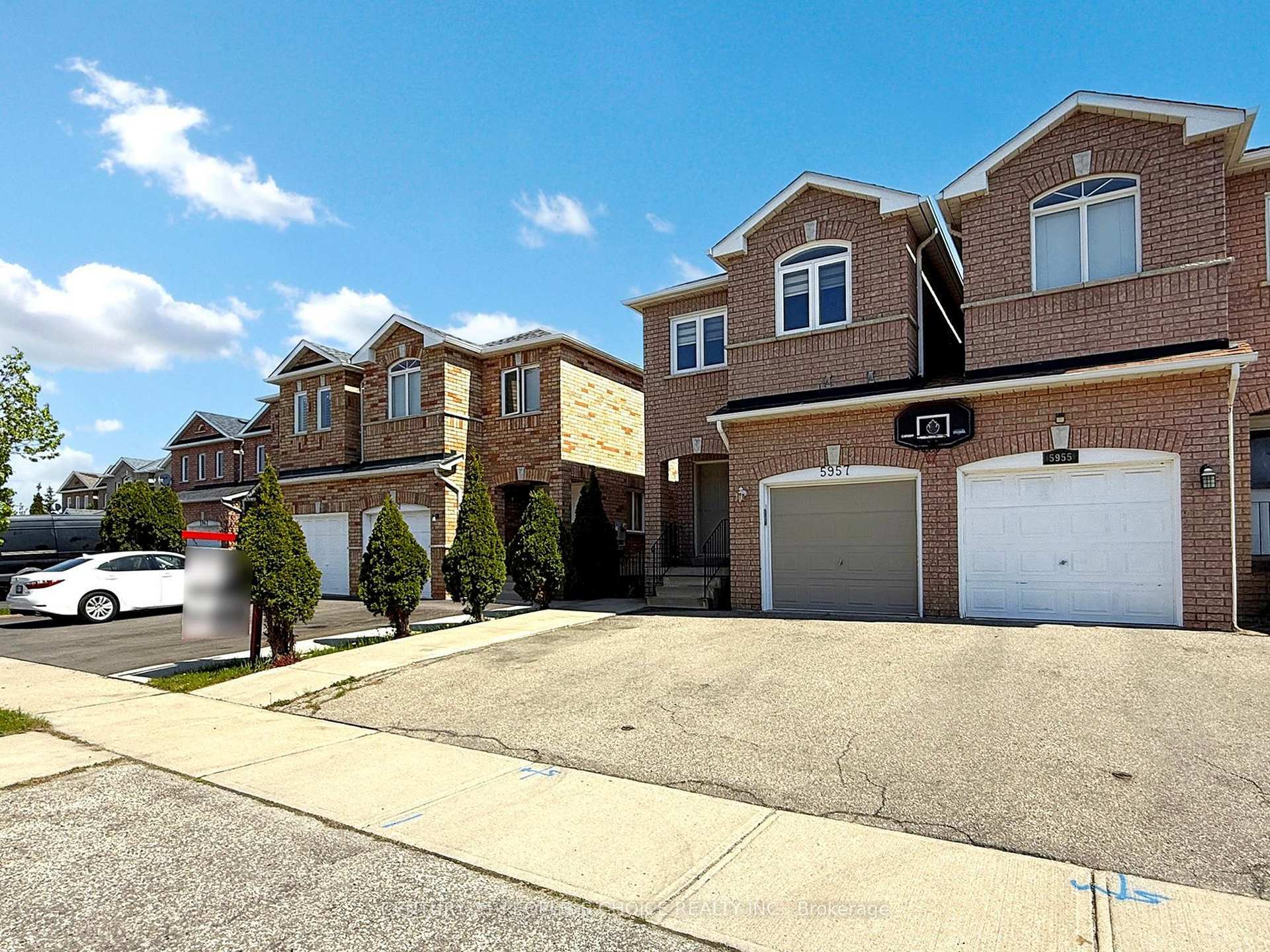 Property Photo: 5957 Candlebrook Court ON L5V 2V5