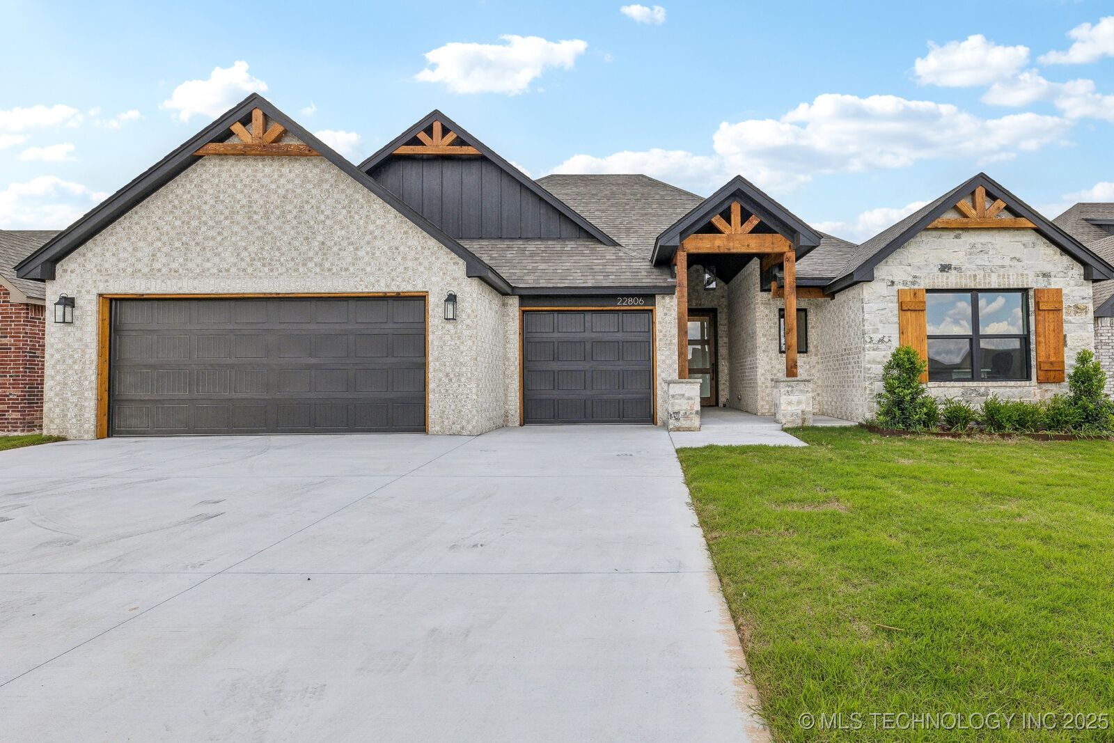 Property Photo: 22806 E 106th Place S OK 74014