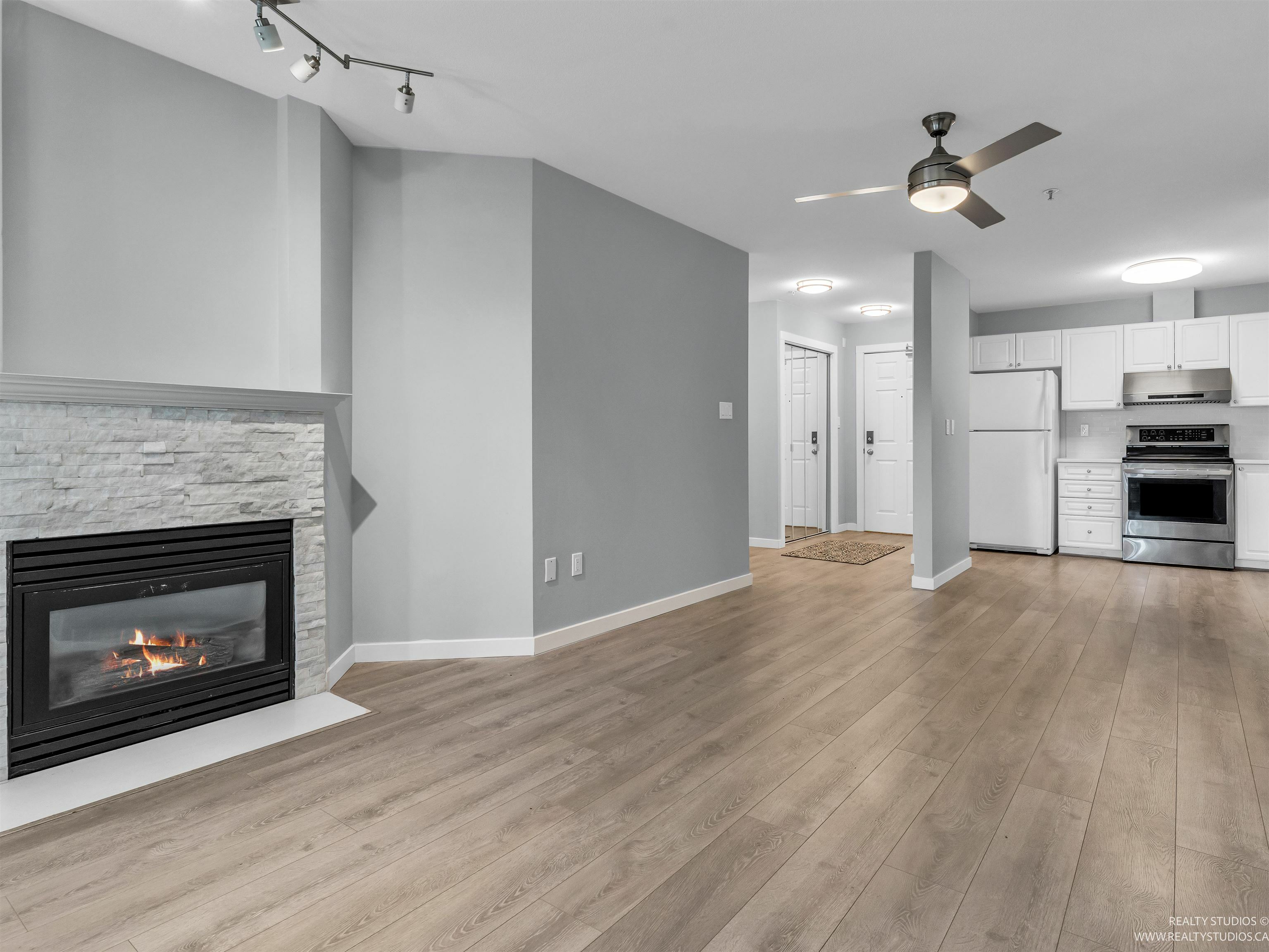 Property Photo: 519 Twelfth Street 105 BC V3M 6V9