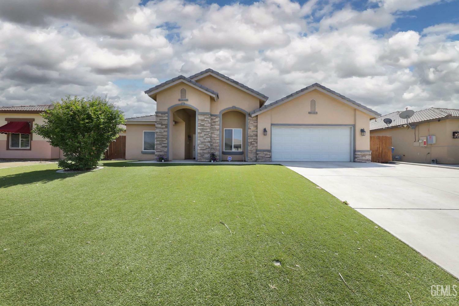 Property Photo: 6914 Normandy Rose Avenue CA 93308