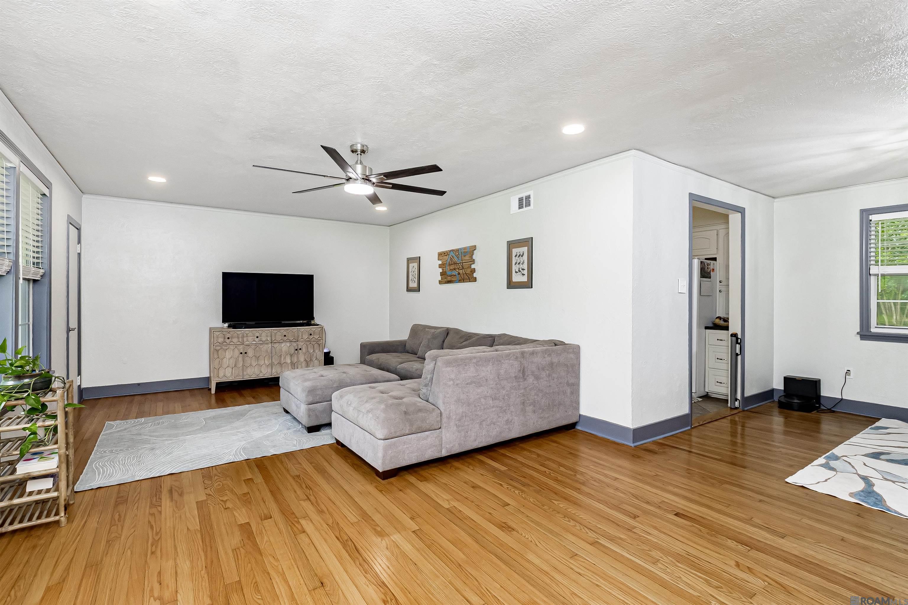 Property Photo: 450 E Riveroaks Dr LA 70815