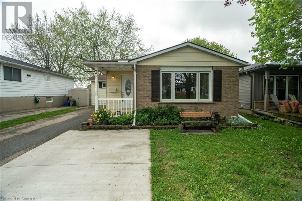 Property Photo: 3 Oak Drive ON N3B 1X5