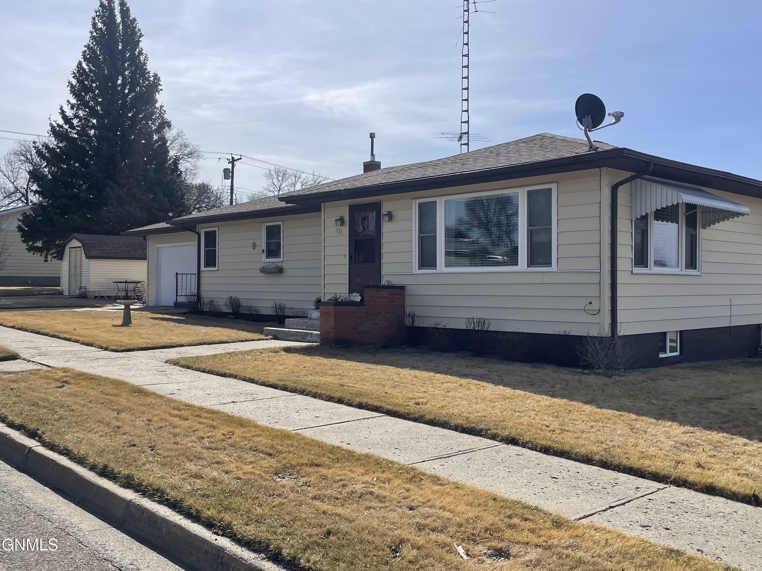 Property Photo: 421 1st Street NE ND 58552