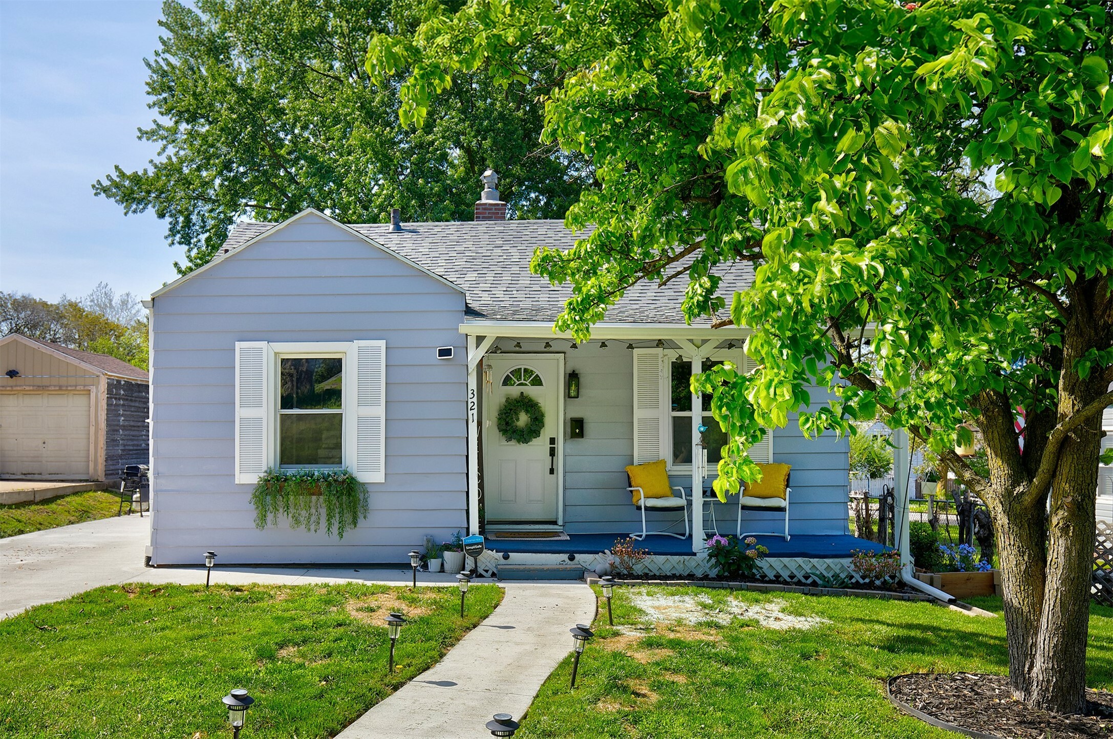 Property Photo: 321 E Sheridan Avenue IA 50313