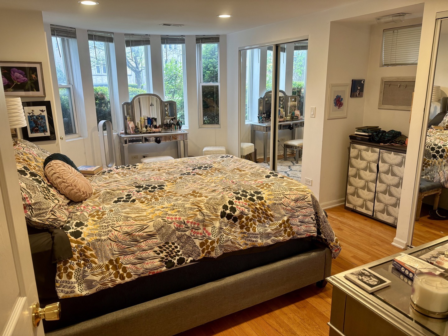 Property Photo: 6660 W Devon Avenue 1W IL 60631