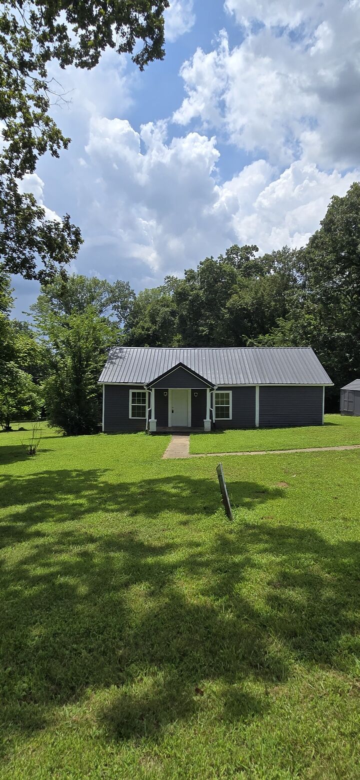 Property Photo:  311 Gip Manning Rd  TN 37042 