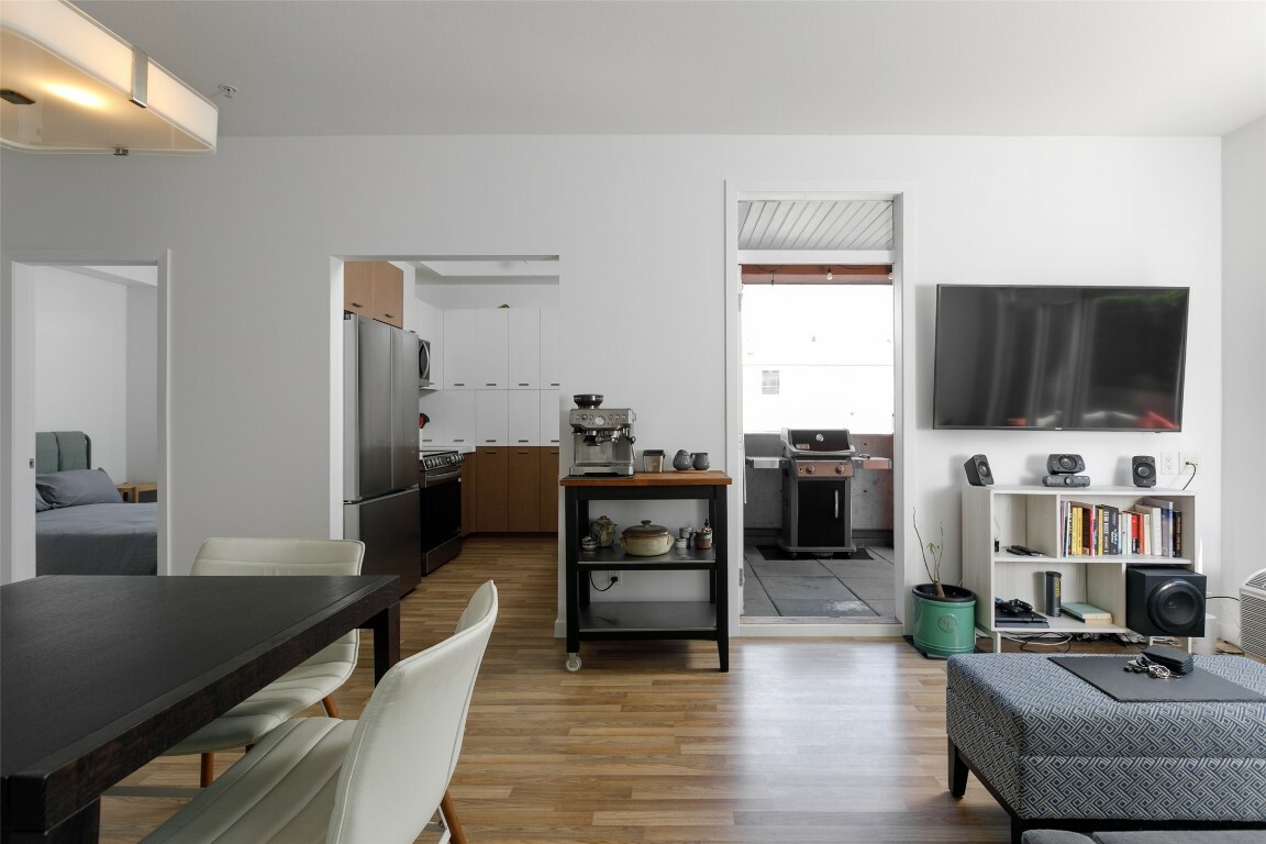 Property Photo: 1550 Dickson Avenue 110 BC V1Y 9Y8