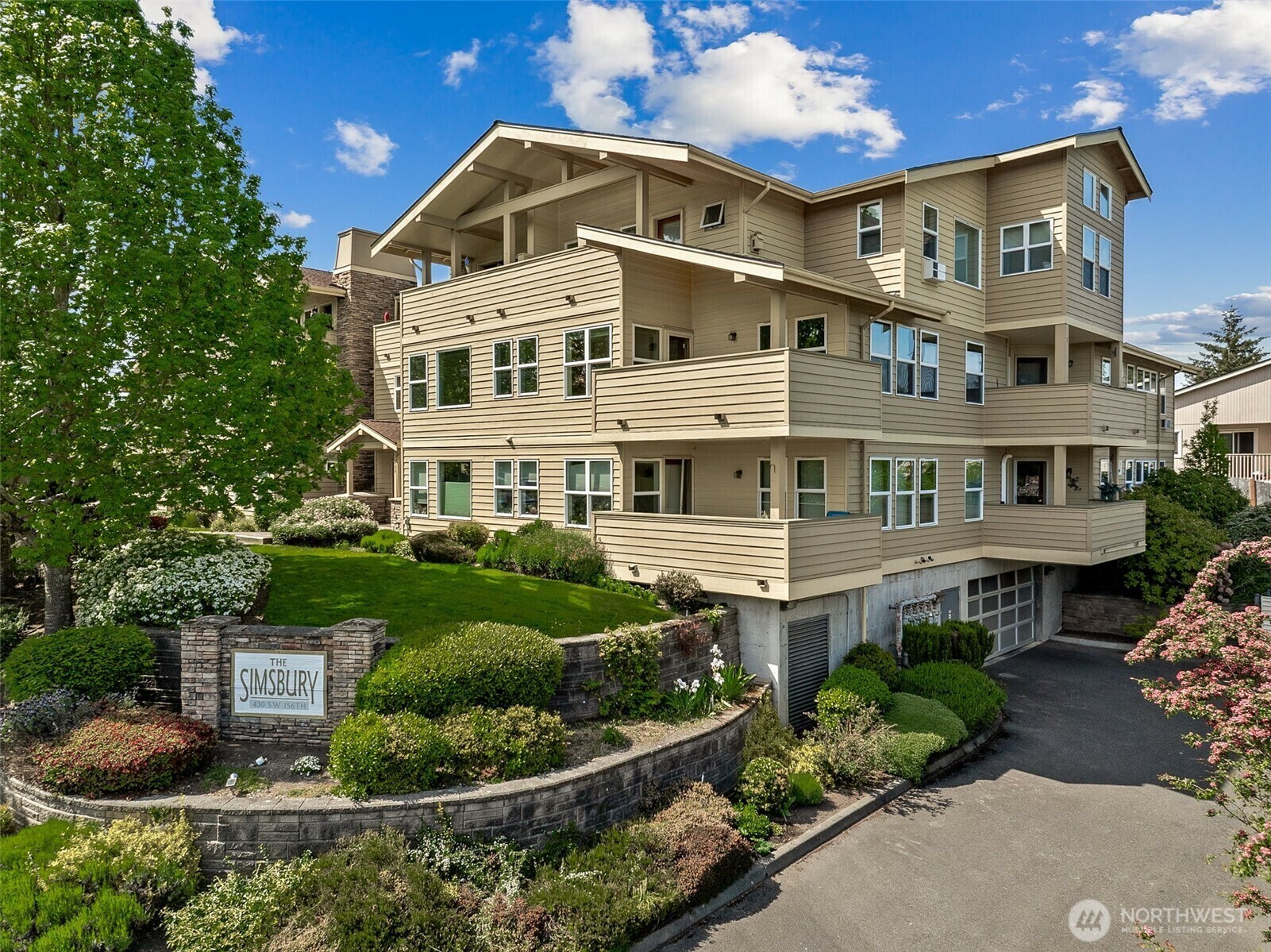 Property Photo: 430 SW 156th Street 204 WA 98166