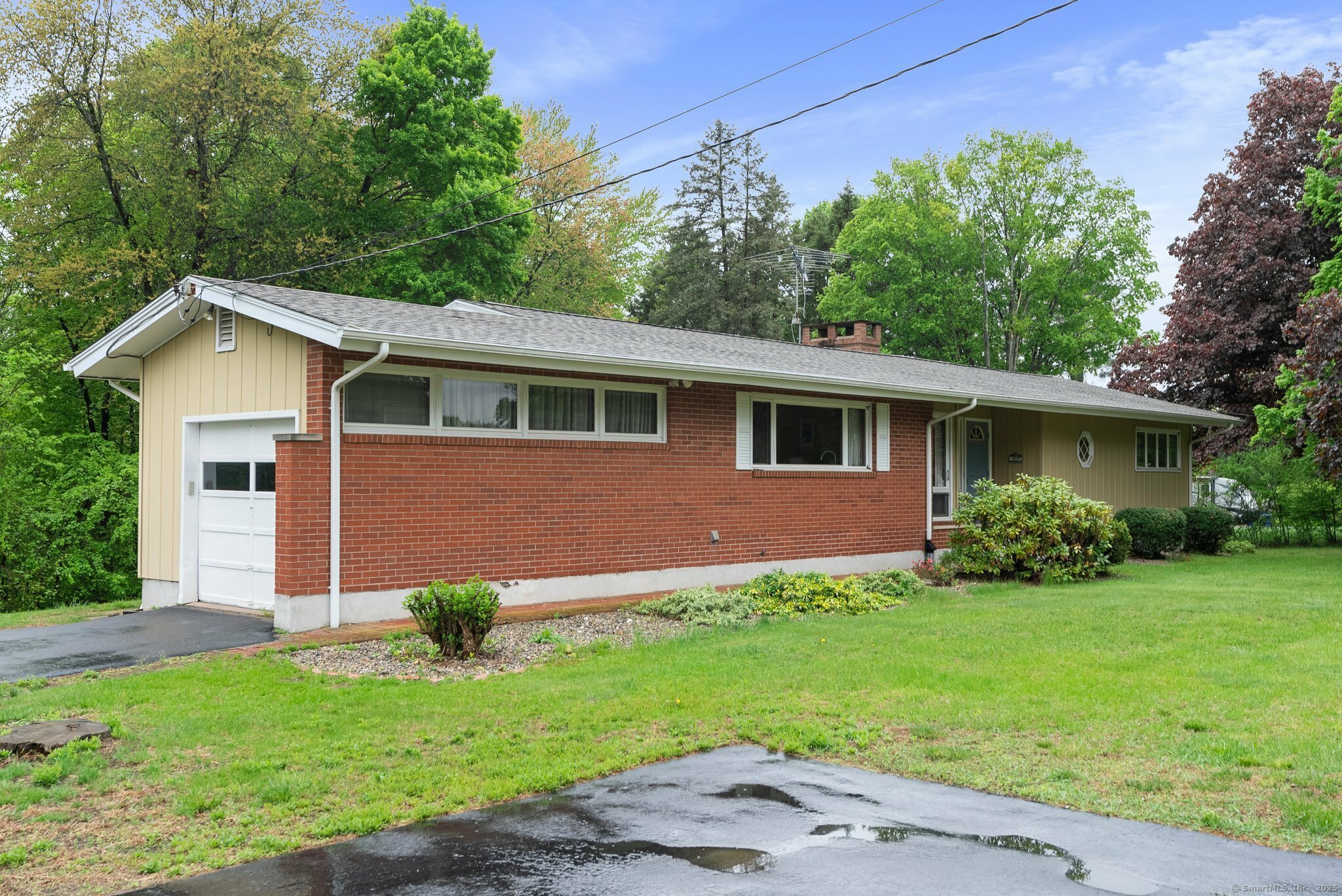 Property Photo: 16 Ellsworth Road CT 06016