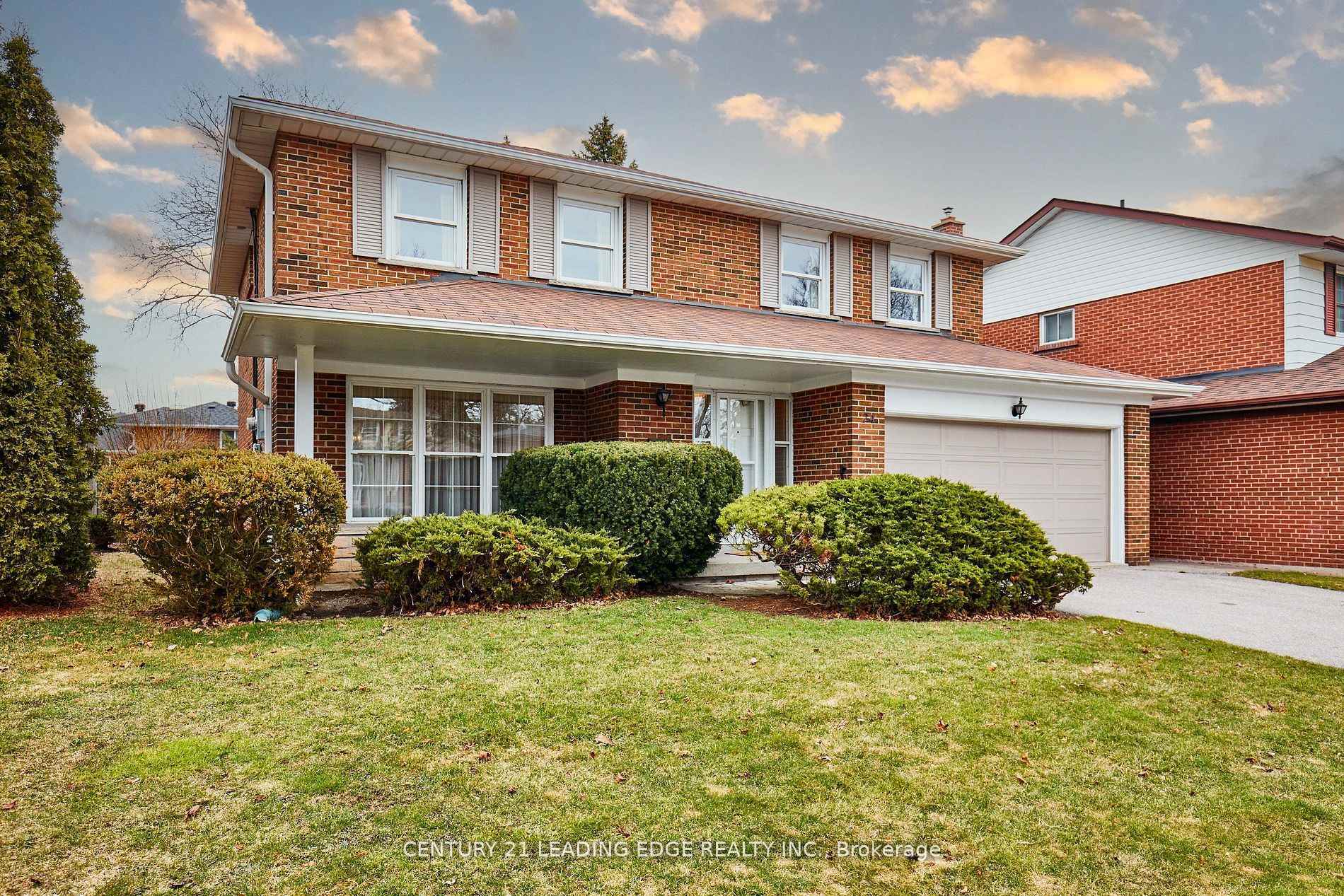 Photo de la propriété: 24 Dunmurray Boulevard ON M1T 2J9