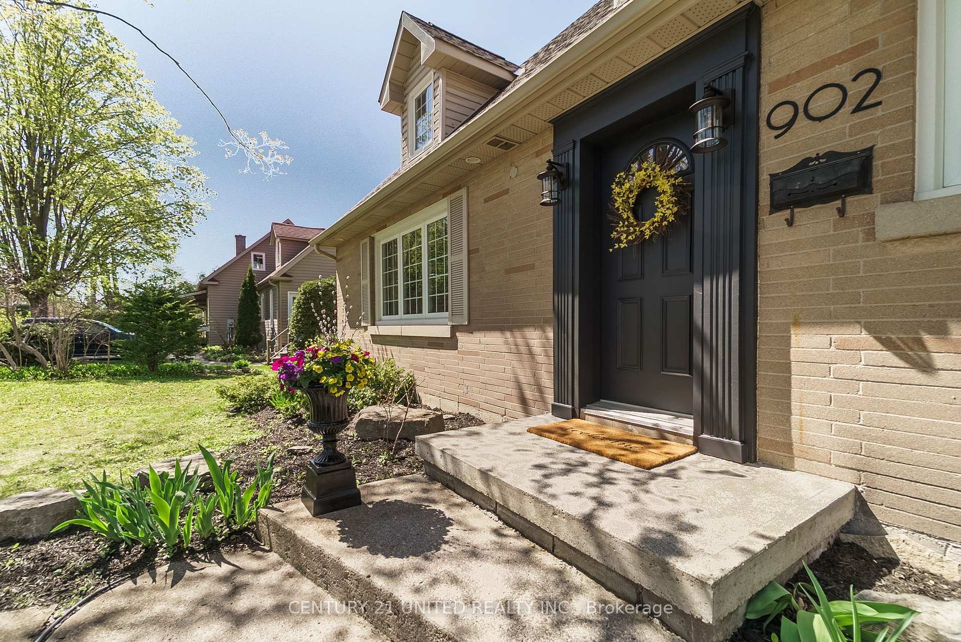 Property Photo: 902 Valleyview Drive ON K9J 6R1