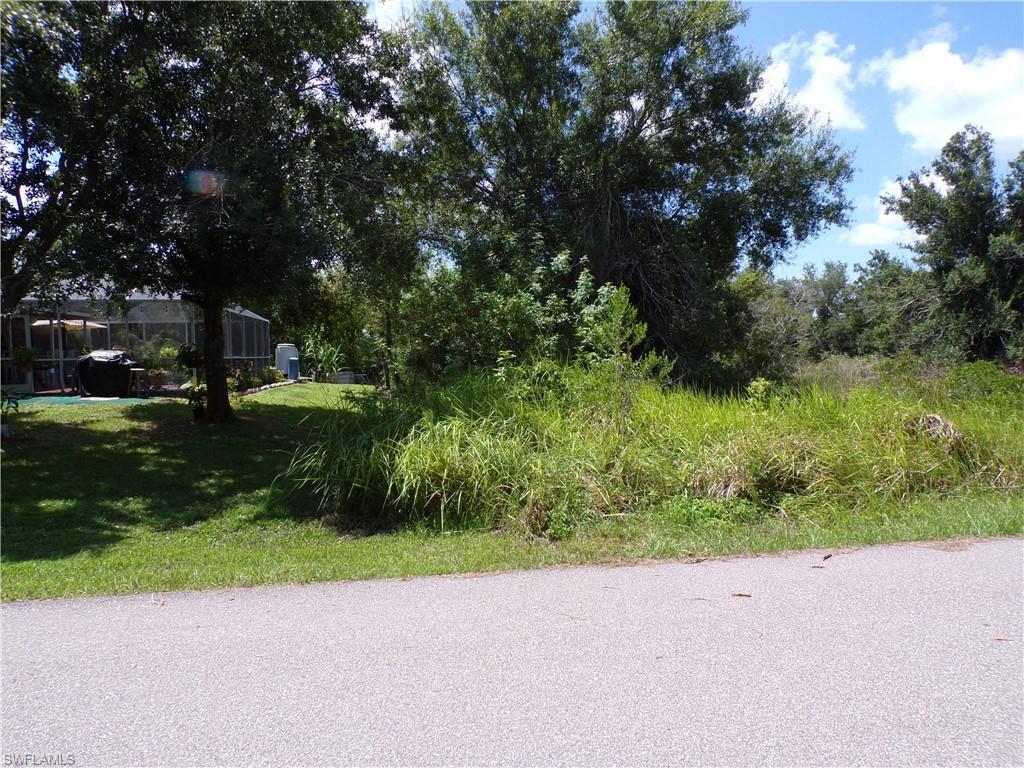 Property Photo: 36 Vine Cir FL 33982