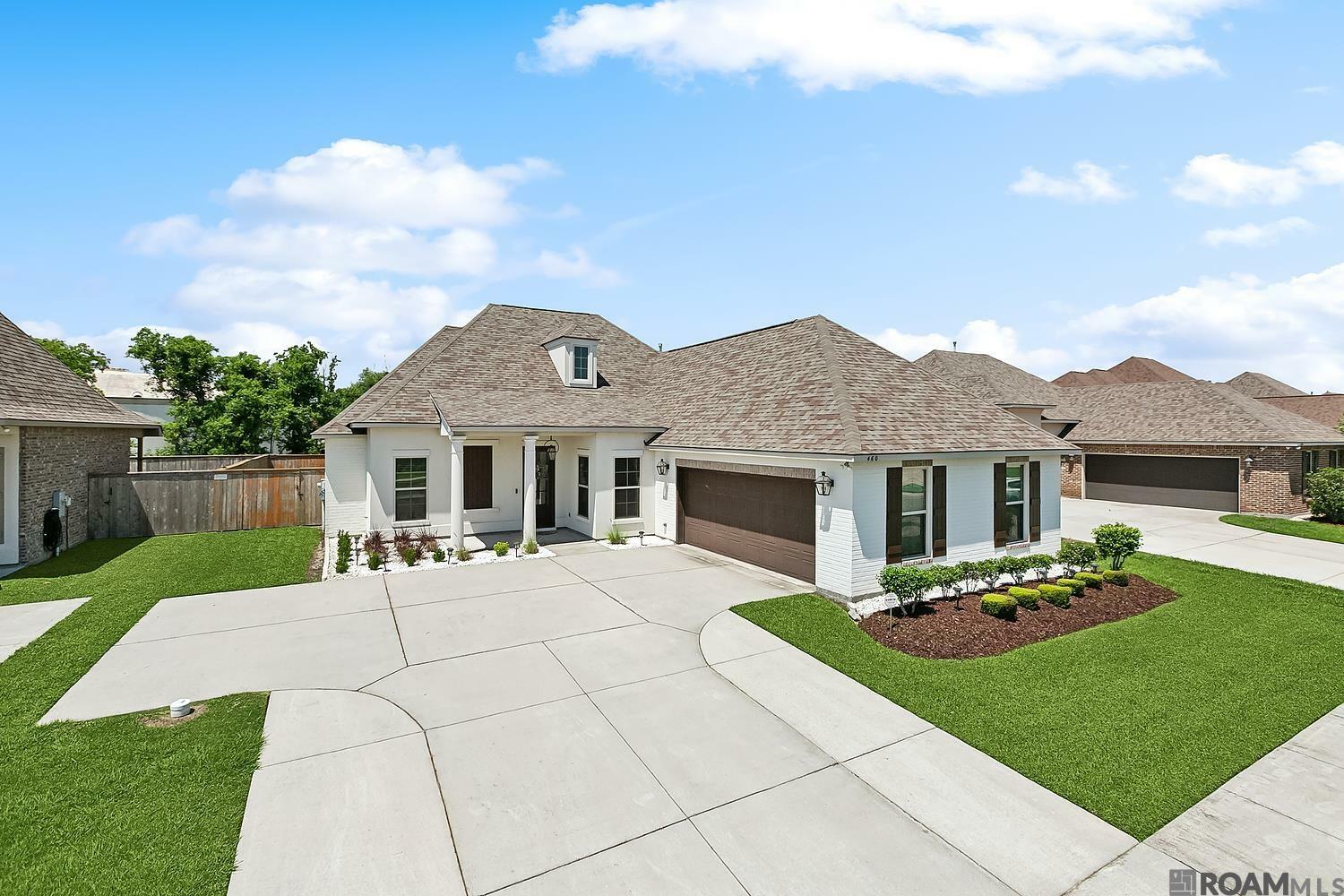 Property Photo: 460 Lakehaven Dr LA 70737