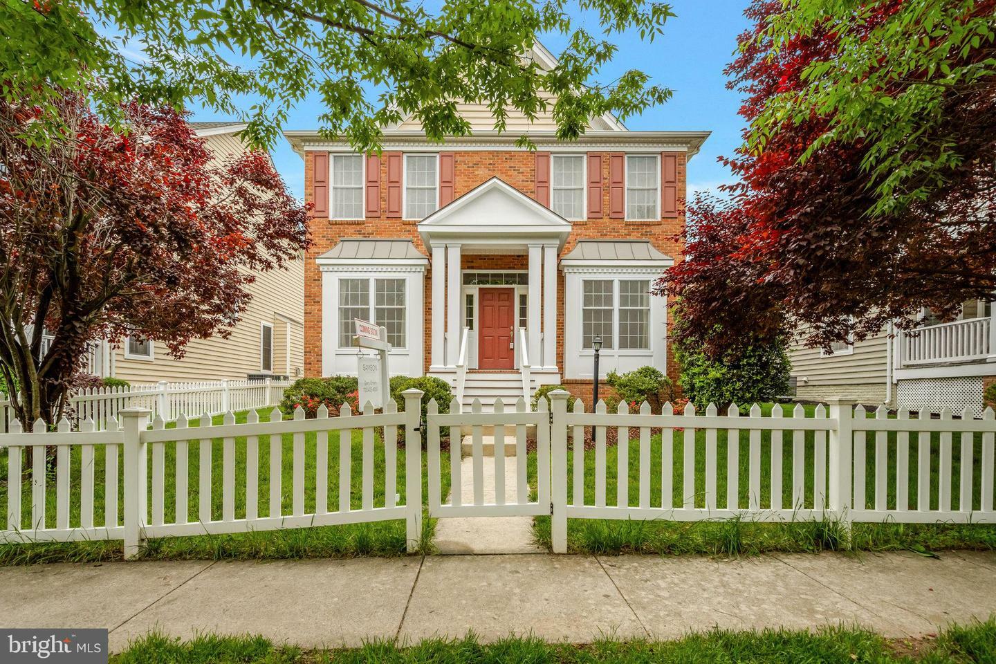 Property Photo: 42522 Neighborly Lane VA 20152