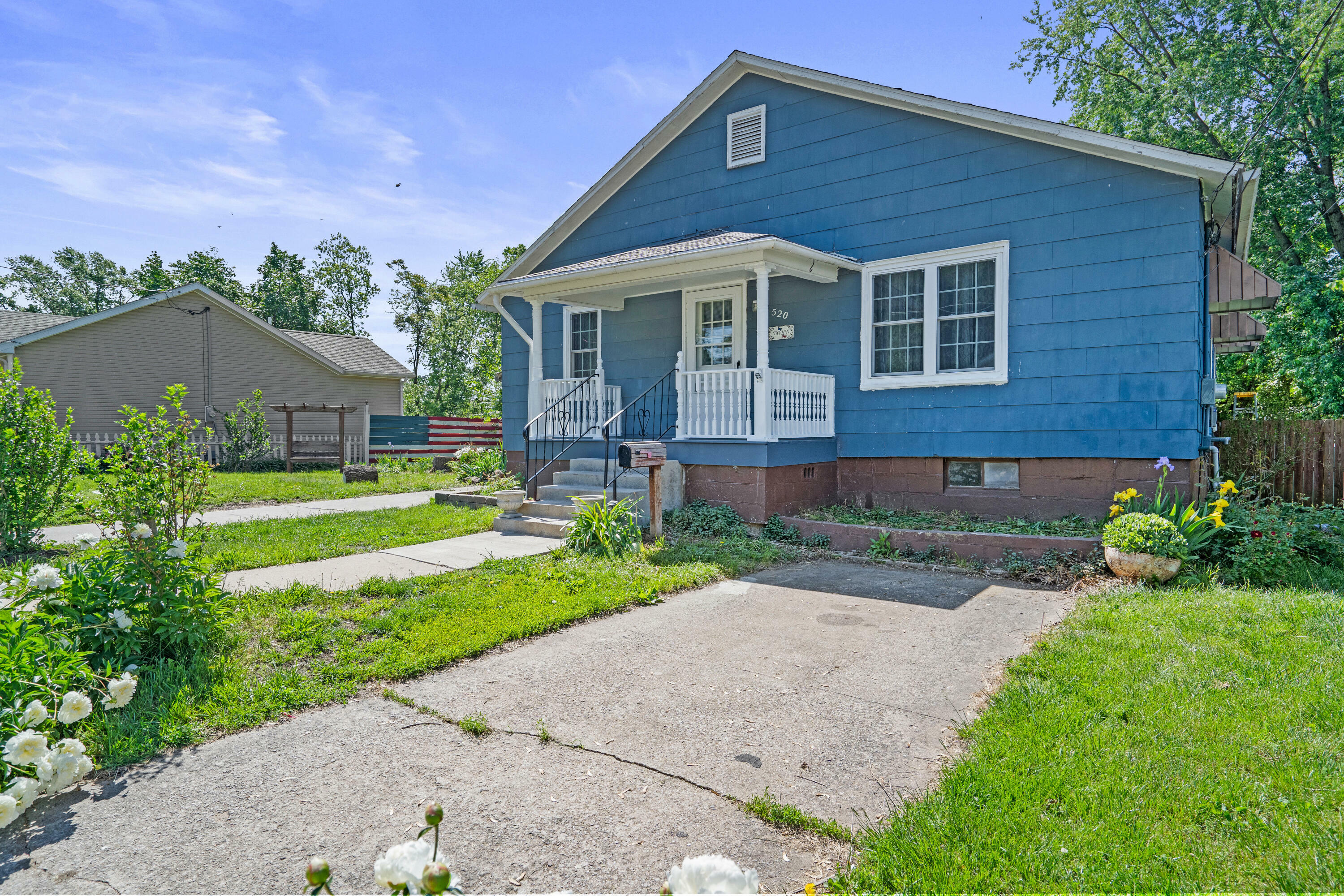 Property Photo: 520 Taylor St MO 65270