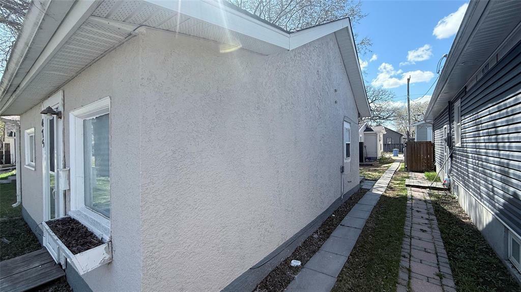 Property Photo: 475 De La Morenie Street MB R2H 2Z2
