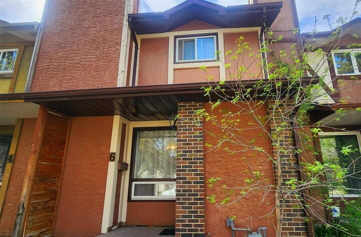 Property Photo: 6 Governor'S Court MB R2V 4K6