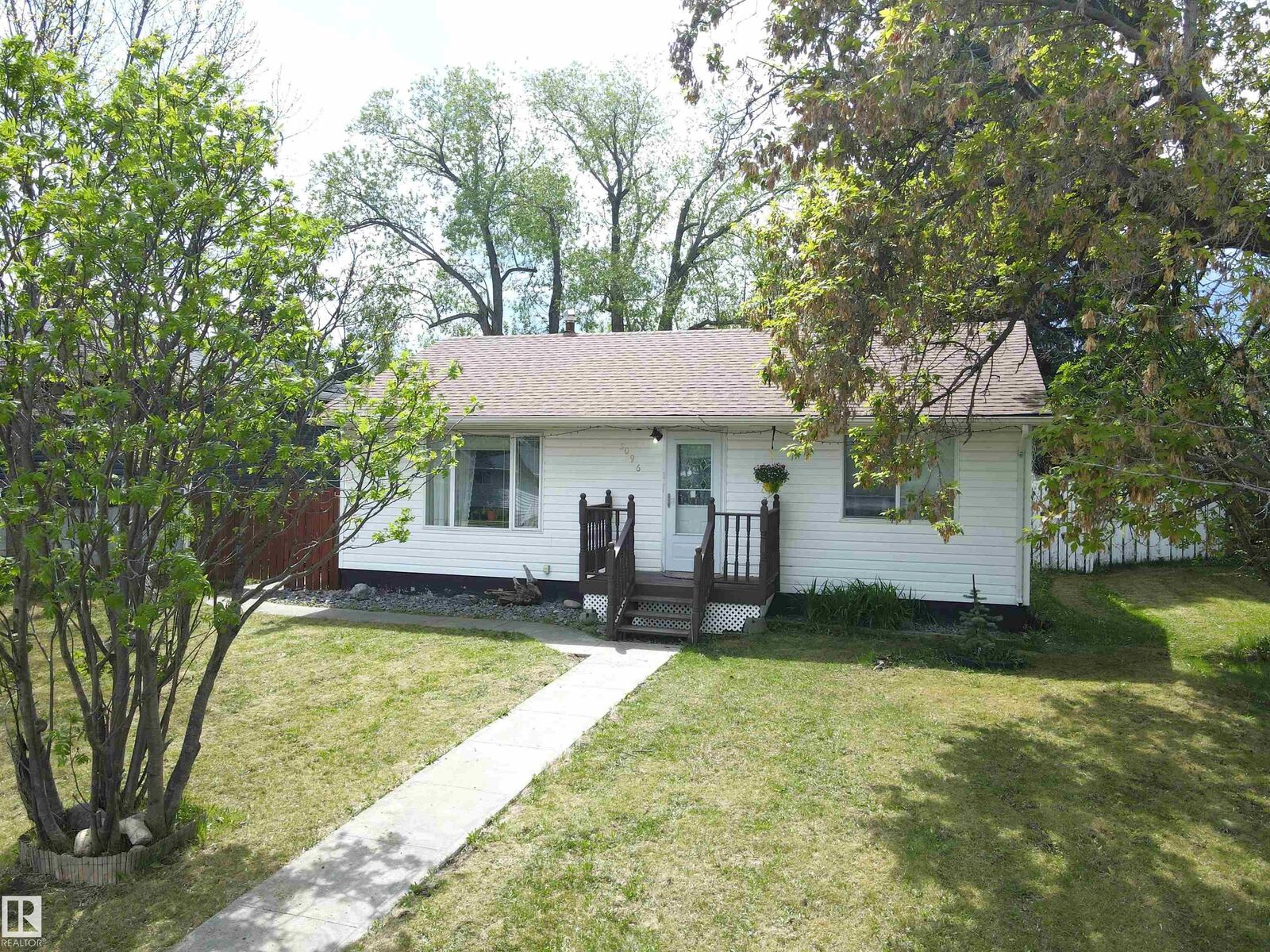 Photo de la propriété: 5096 45 Street AB T7A 1C2