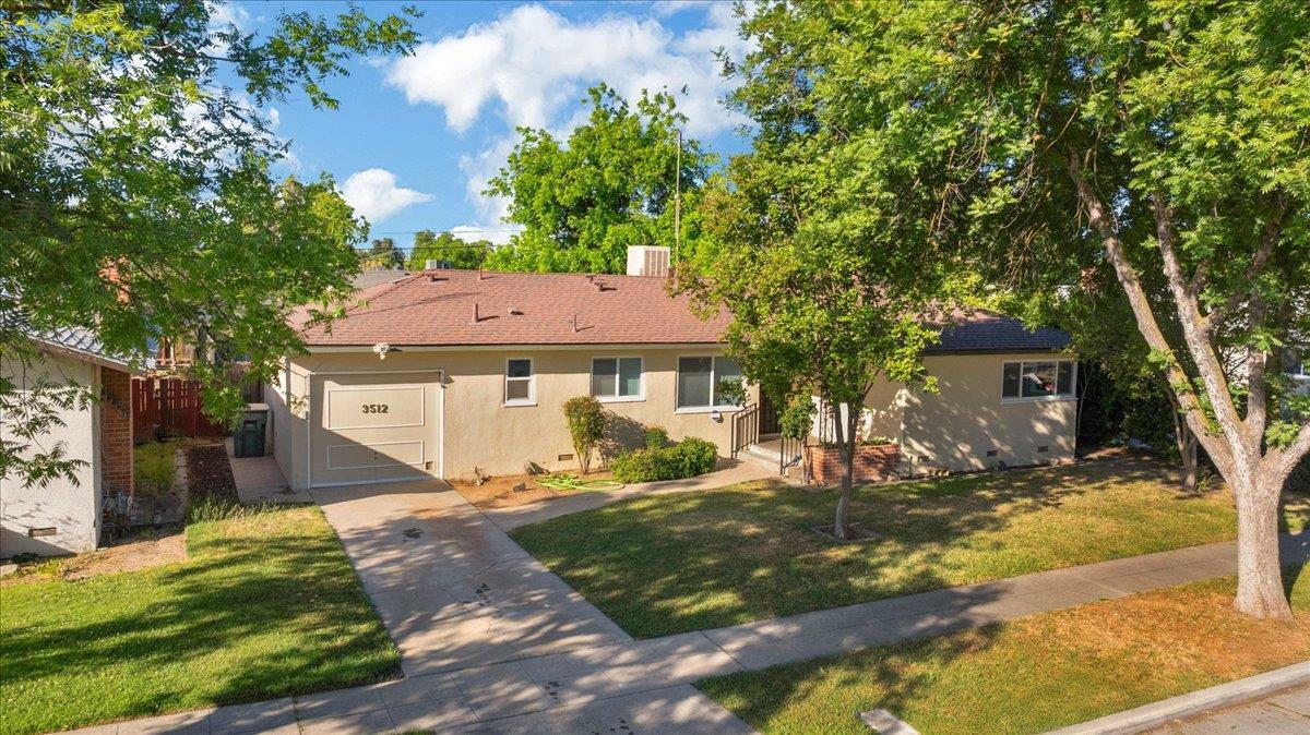 Property Photo: 3512 E Simpson Avenue CA 93703