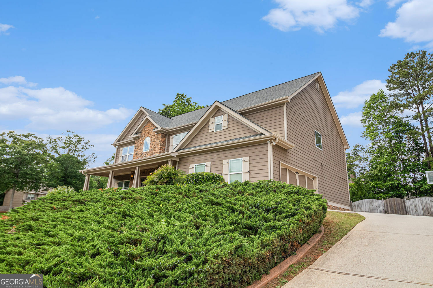 Property Photo: 6086 Willowpond Court GA 30135